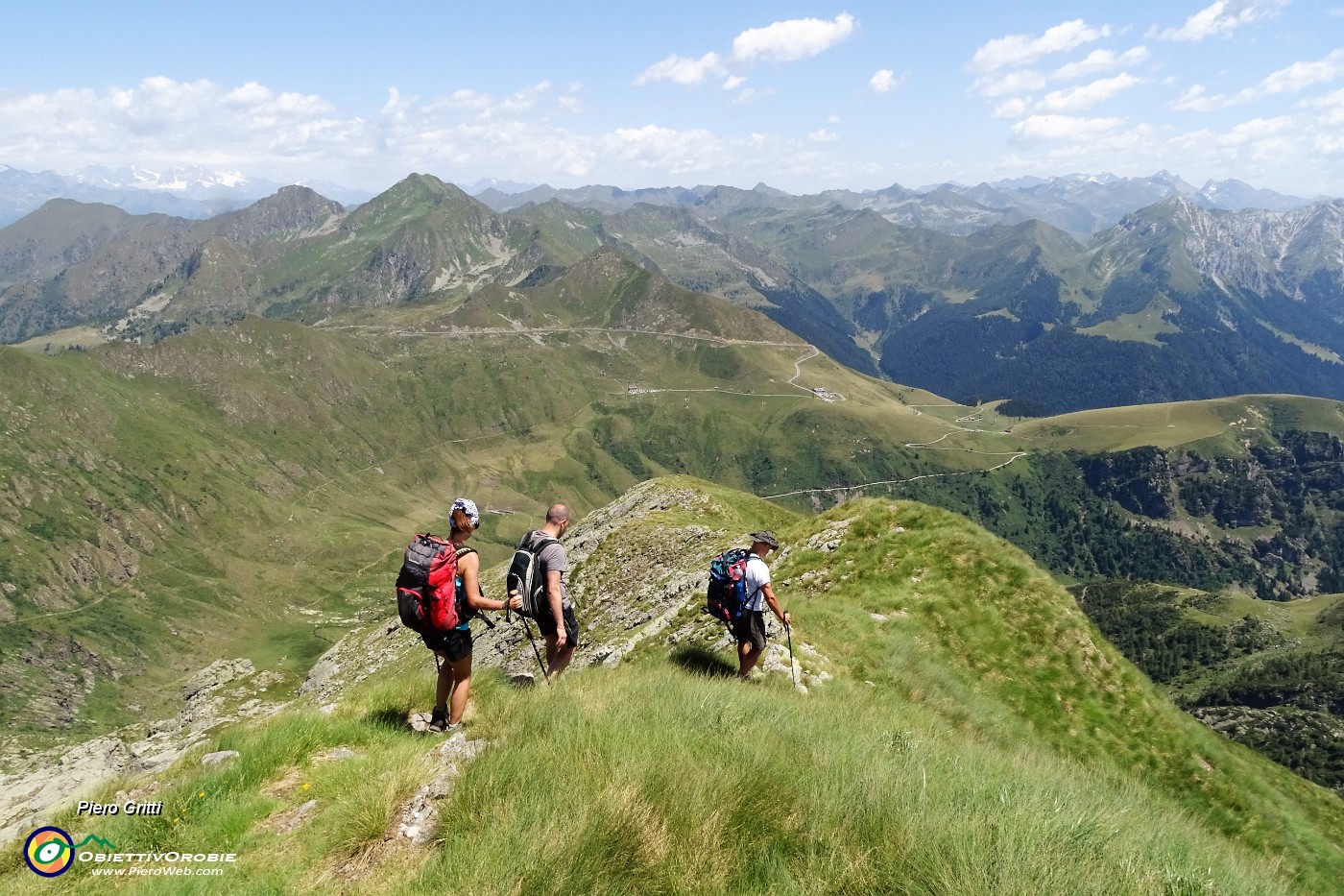 72 Dal Colombarolo scendiamo un tratto sulla linea di cresta.JPG